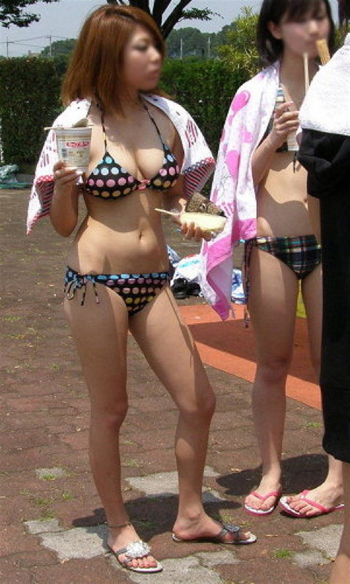 【素人水着エロ画像】素人娘たちのプールでビーチでの水着ショットに下半身沸騰！ 25