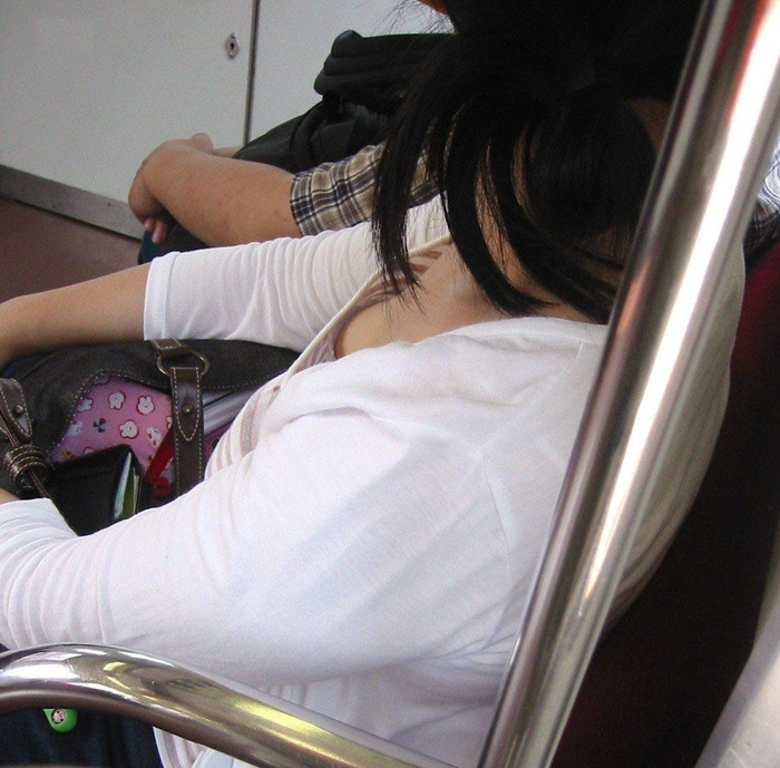 【電車内盗撮エロ画像】電車内で油断している女の子たちのパンチラ、胸チラ狙ってみた！ 24
