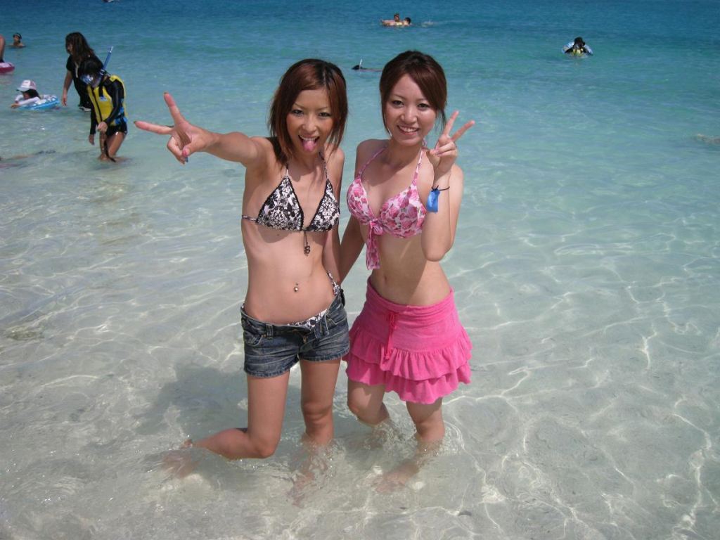 【素人水着エロ画像】夏のビーチやプールが本気で恋しくなる素人娘たちの水着画像