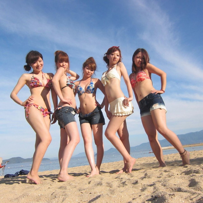 【素人水着エロ画像】夏のビーチやプールが本気で恋しくなる素人娘たちの水着画像 03