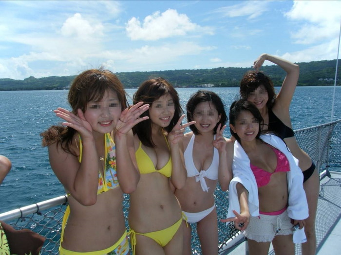 【素人水着エロ画像】夏のビーチやプールが本気で恋しくなる素人娘たちの水着画像 07