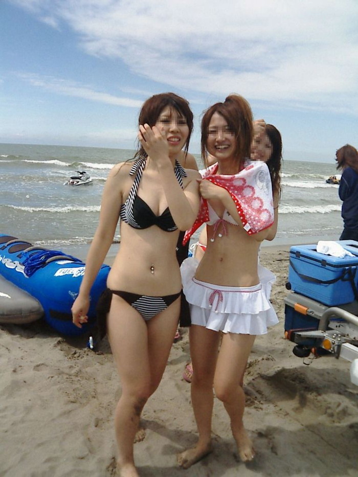 【素人水着エロ画像】夏のビーチやプールが本気で恋しくなる素人娘たちの水着画像 09
