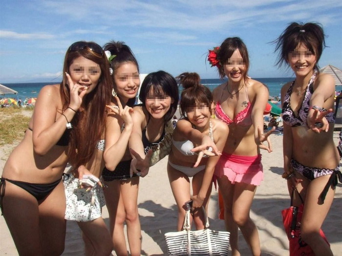 【素人水着エロ画像】夏のビーチやプールが本気で恋しくなる素人娘たちの水着画像 25