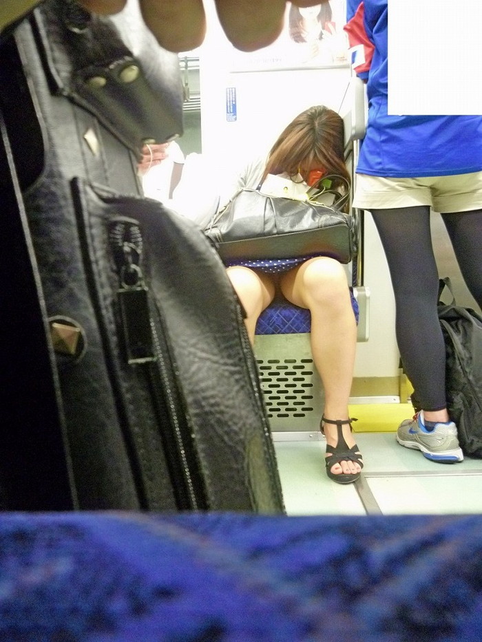 【電車内パンチラエロ画像】電車の対面の女の子が油断してパンチラしてるじゃないか！？ 01