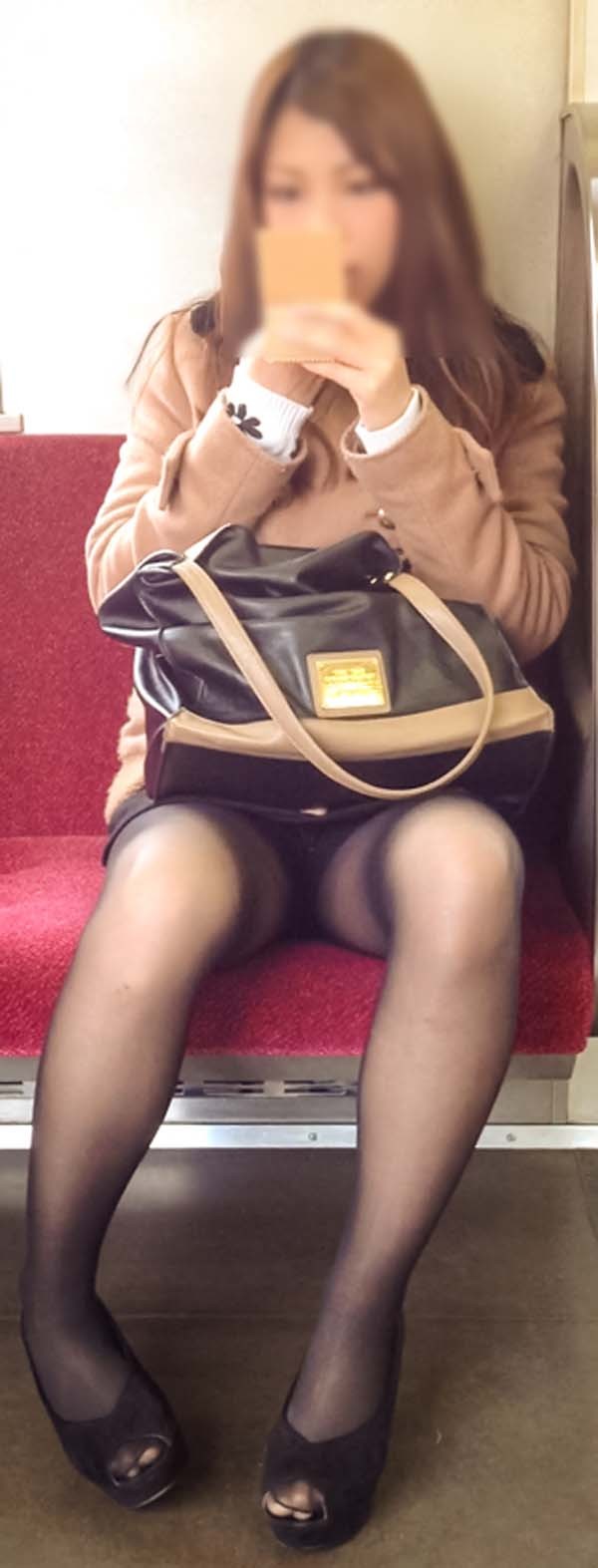 【電車内パンチラエロ画像】電車の対面の女の子が油断してパンチラしてるじゃないか！？ 07