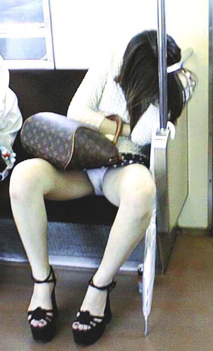 【電車内パンチラエロ画像】電車の対面の女の子が油断してパンチラしてるじゃないか！？ 15